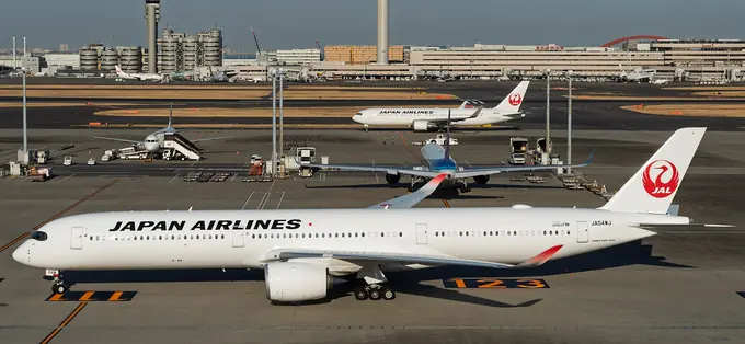 계류장에 있는 Japan Airlines 항공기