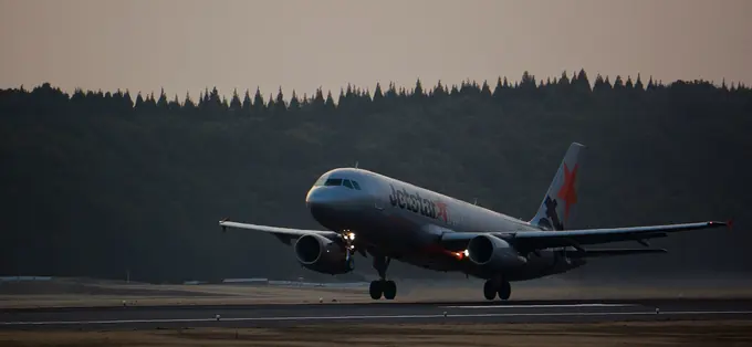 착륙하는 Jetstar Japan Airbus A320