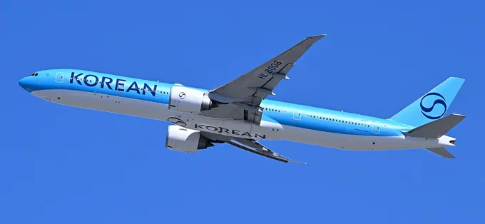 이륙 후 상승하는 Korean Air Boeing 777