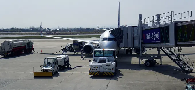 Yonago Airport의 탑승교에 연결된 항공기