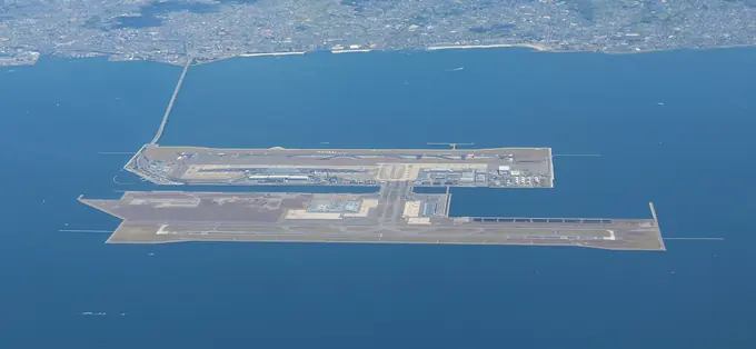 오사카만의 인공섬 위에 지어진 Kansai International Airport