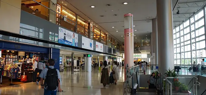 Fukuoka Airport 터미널 안의 상점