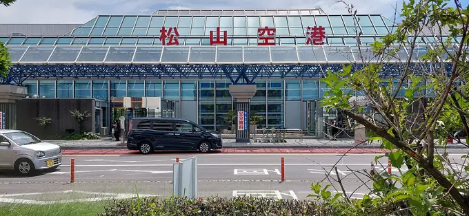Matsuyama Airport 터미널 입구