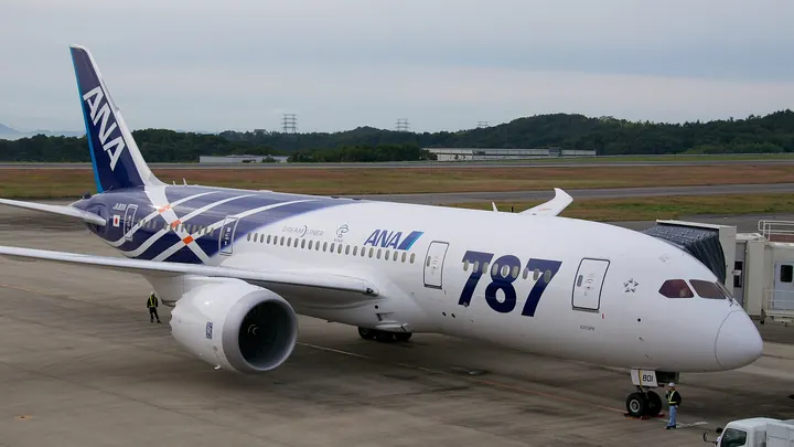 탑승구에 세워져 있는 All Nippon Airways Boeing 787