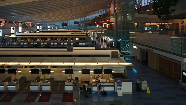 위에서 내려다본 Haneda Airport 출발 로비