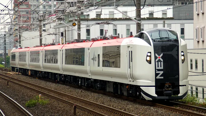 一列JR東日本成田特快電車行駛於東京