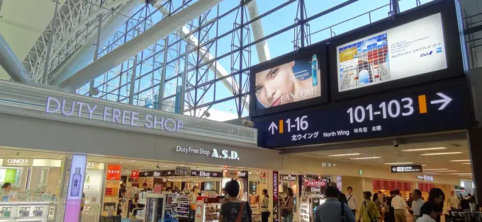 일본 공항 출국장의 면세점 간판