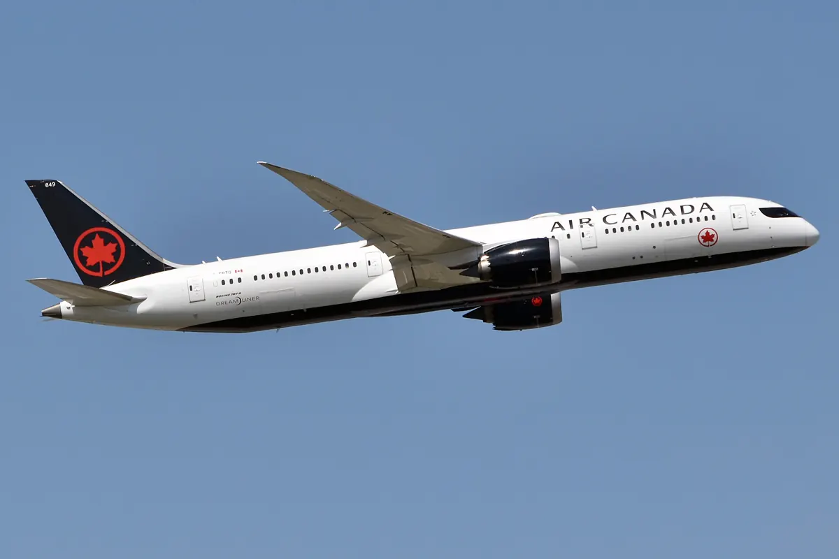 飛行中的 Air Canada 波音787-9夢幻客機，尾翼為黑色並有白圈紅楓葉標誌