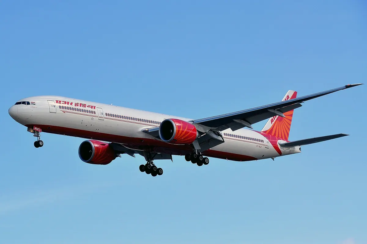紅色尾翼標誌與白色塗裝的 Air India 波音777客機，飛行中