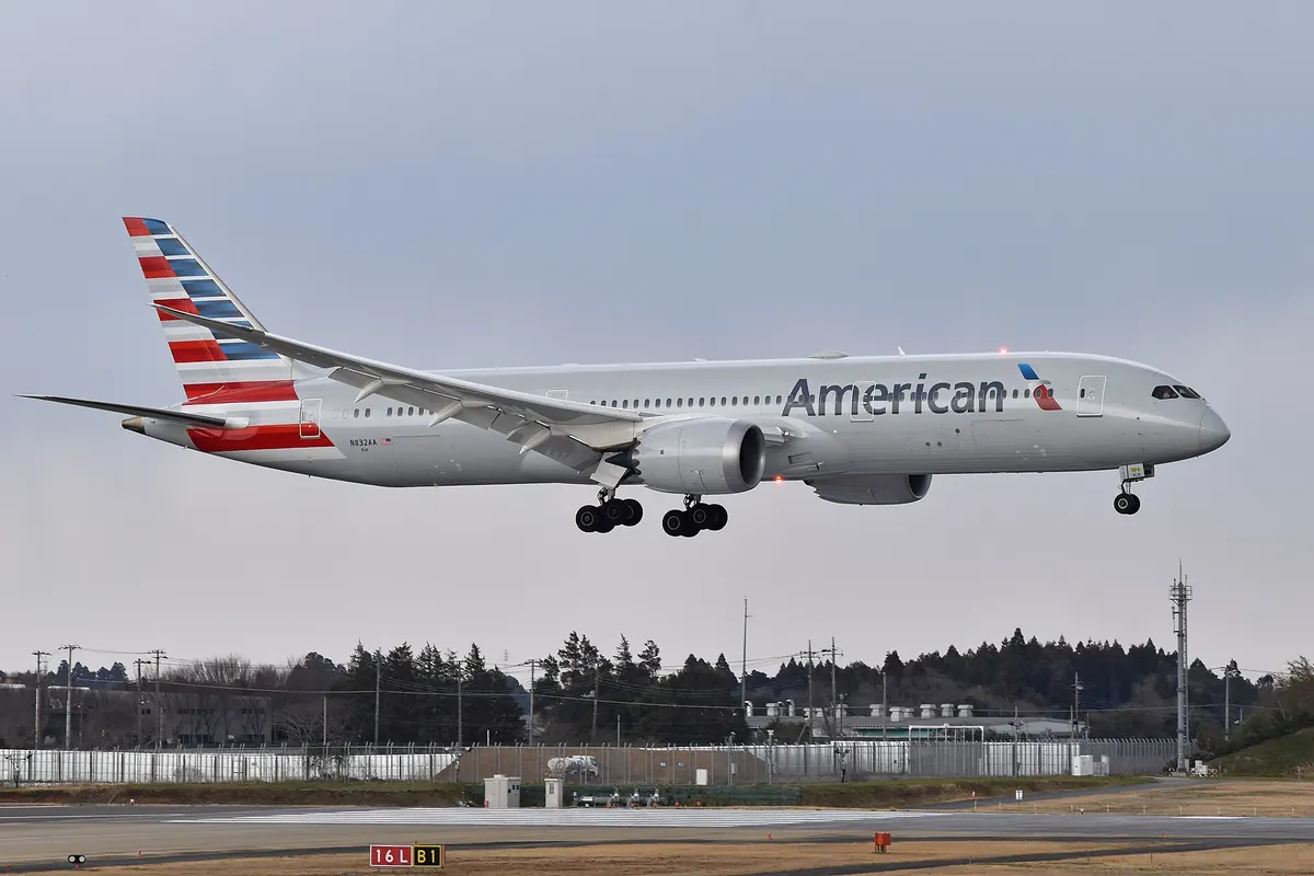 成田空港に着陸するアメリカン航空のボーイング787型機