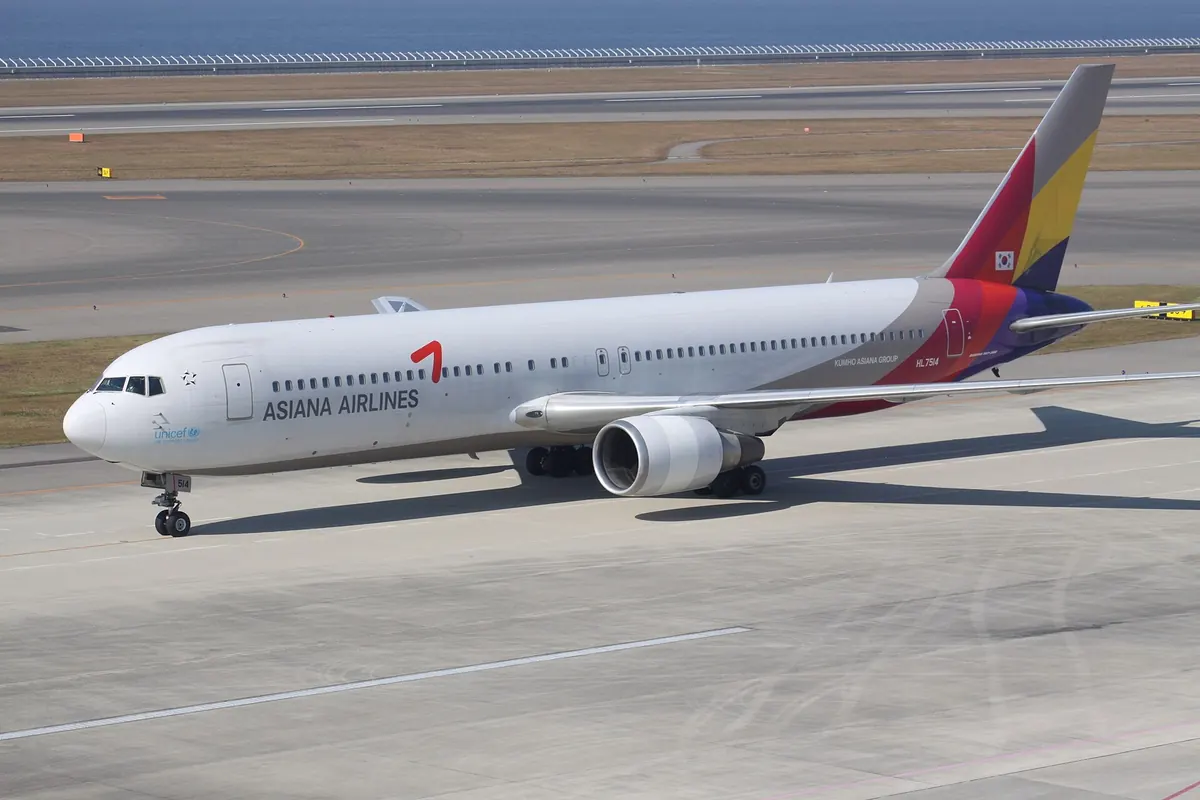 尾翼色彩缤纷的 Asiana Airlines 波音767客机，在停机坪滑行