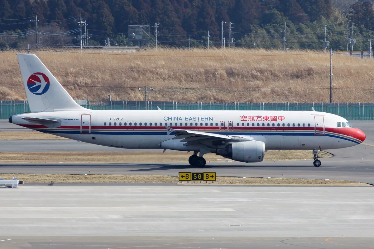 可見紅藍尾翼標誌的 China Eastern Airlines A320 客機，在停機坪滑行