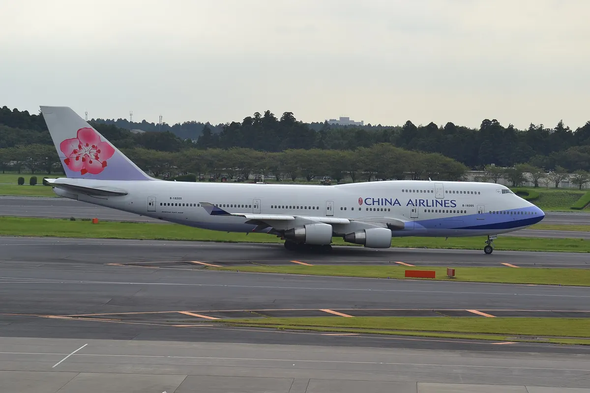 尾翼有梅花標誌的 China Airlines 波音747客機，在成田國際機場滑行