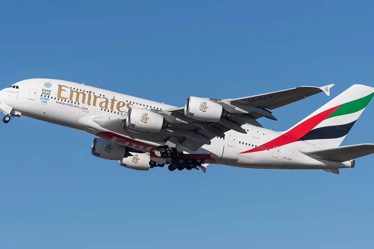 尾翼为绿红黑三色花纹的 Emirates A380 客机，正在起飞