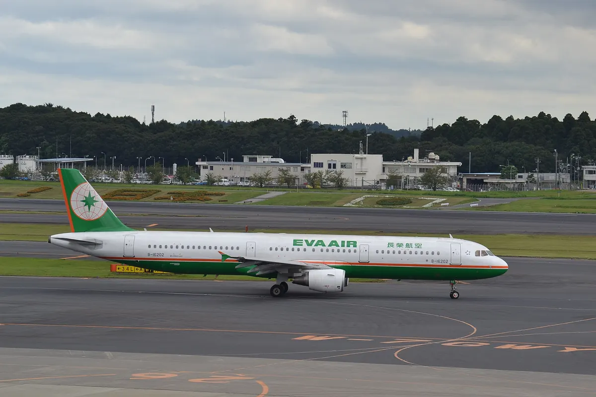 在成田國際機場滑行的綠色塗裝 EVA Air A321 客機