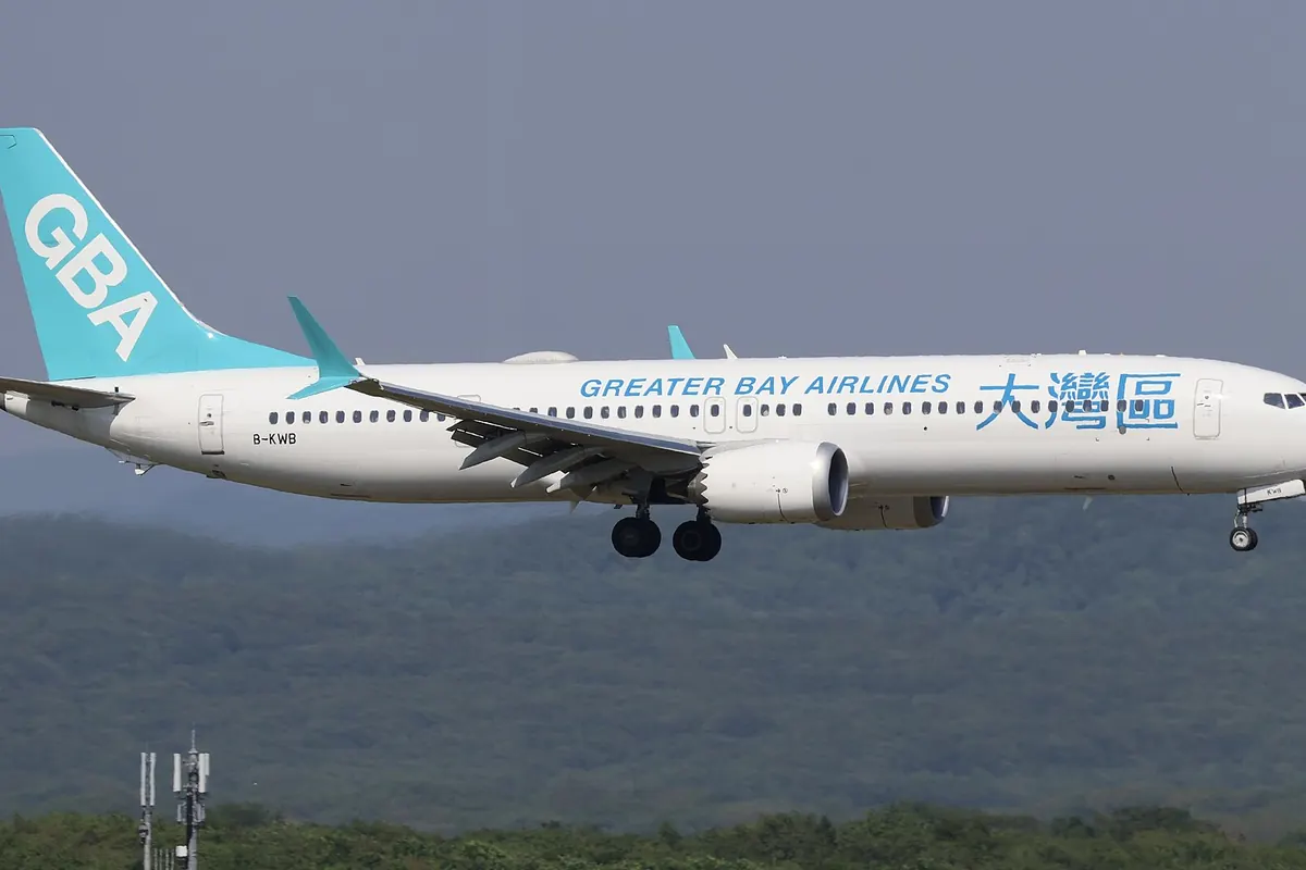 홋카이도 신치토세 공항에 착륙하는 Greater Bay Airlines 보잉 737 기종, 꼬리는 틸 색상