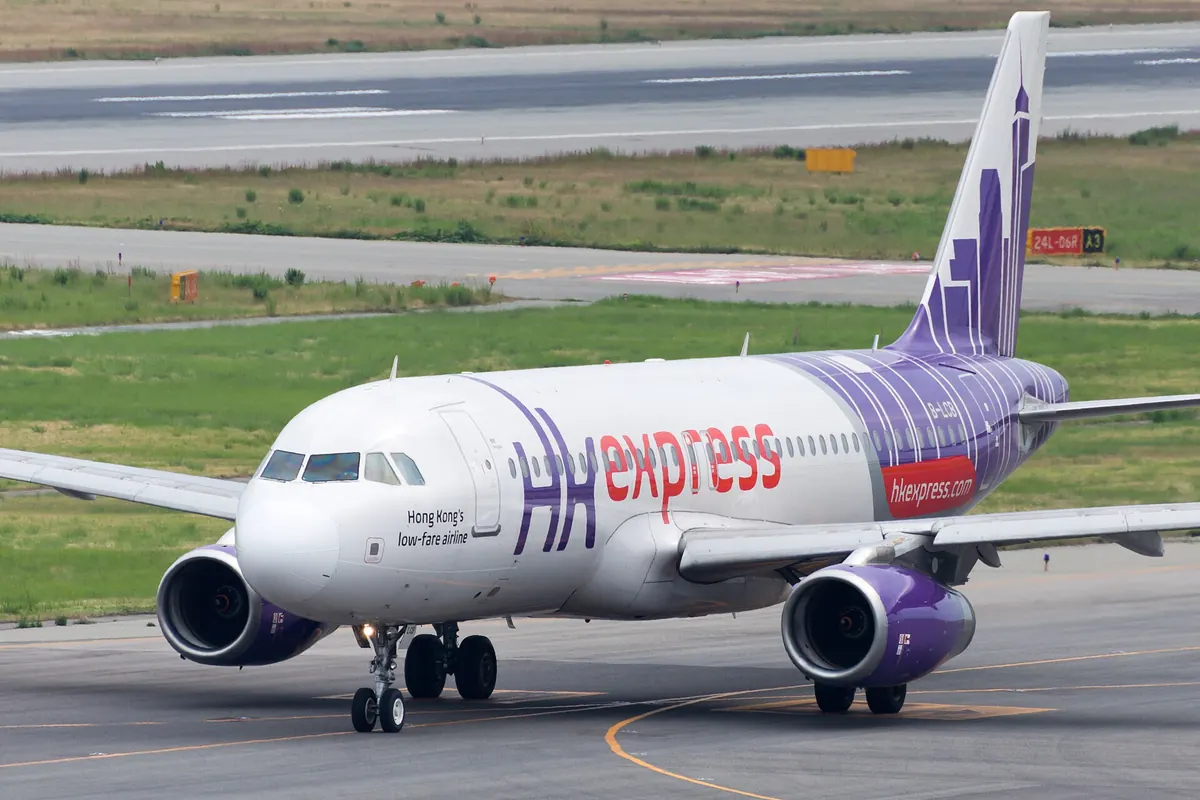 在關西國際機場滑行的 HK Express A320 客機，尾翼與引擎為紫色