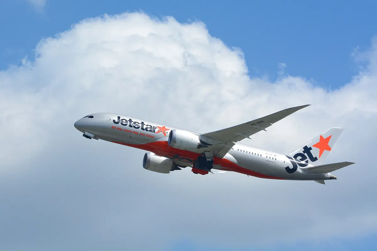 나리타 공항 인근을 비행하는 Jetstar Airways 보잉 787 기종, 꼬리는 주황색 별 로고