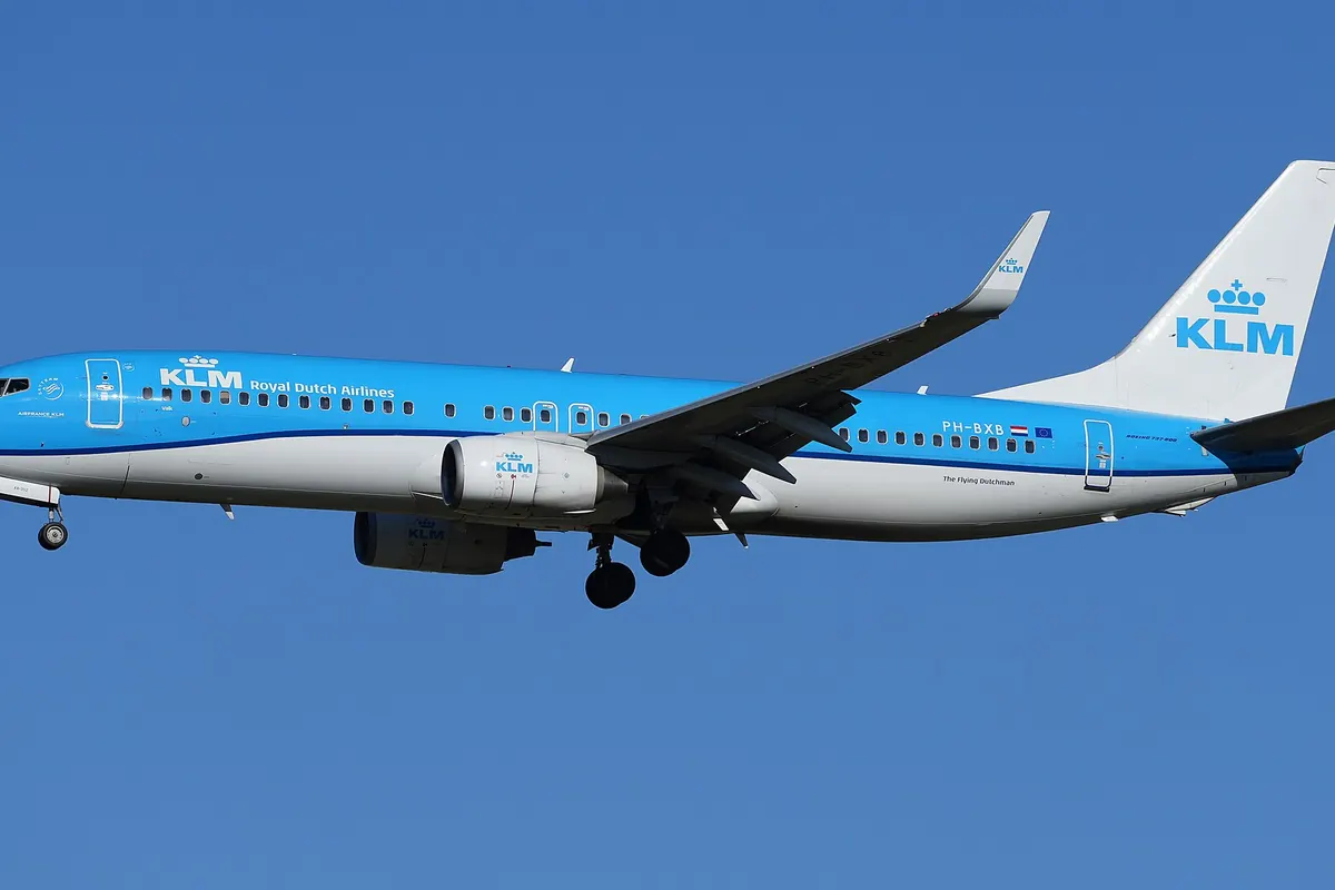 放下起落架正降落的KLM Royal Dutch Airlines波音737客機