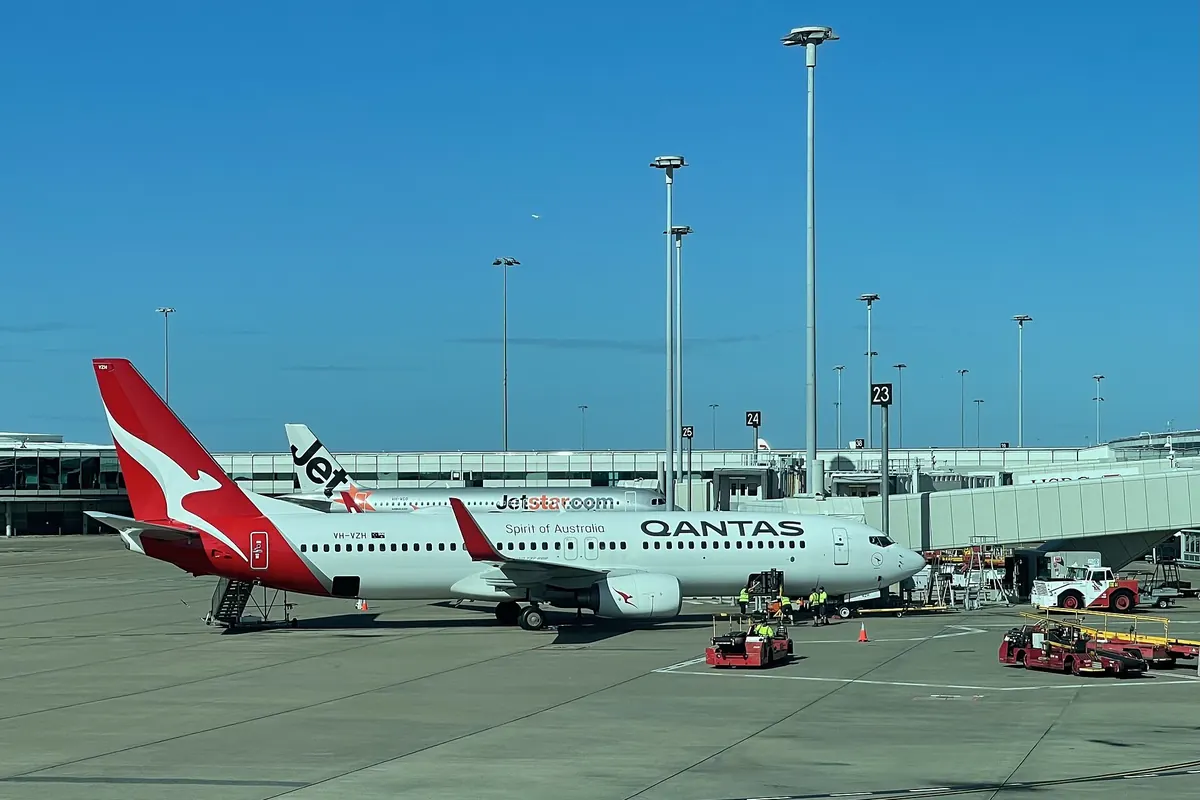 停靠在布里斯本機場航廈登機門的Qantas波音737客機，尾翼有紅色袋鼠標誌