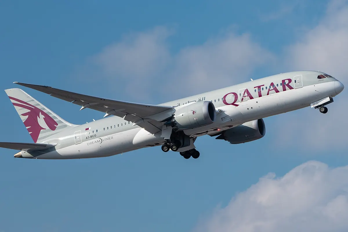 離陸直後に上昇するカタール航空のボーイング787ドリームライナー型機