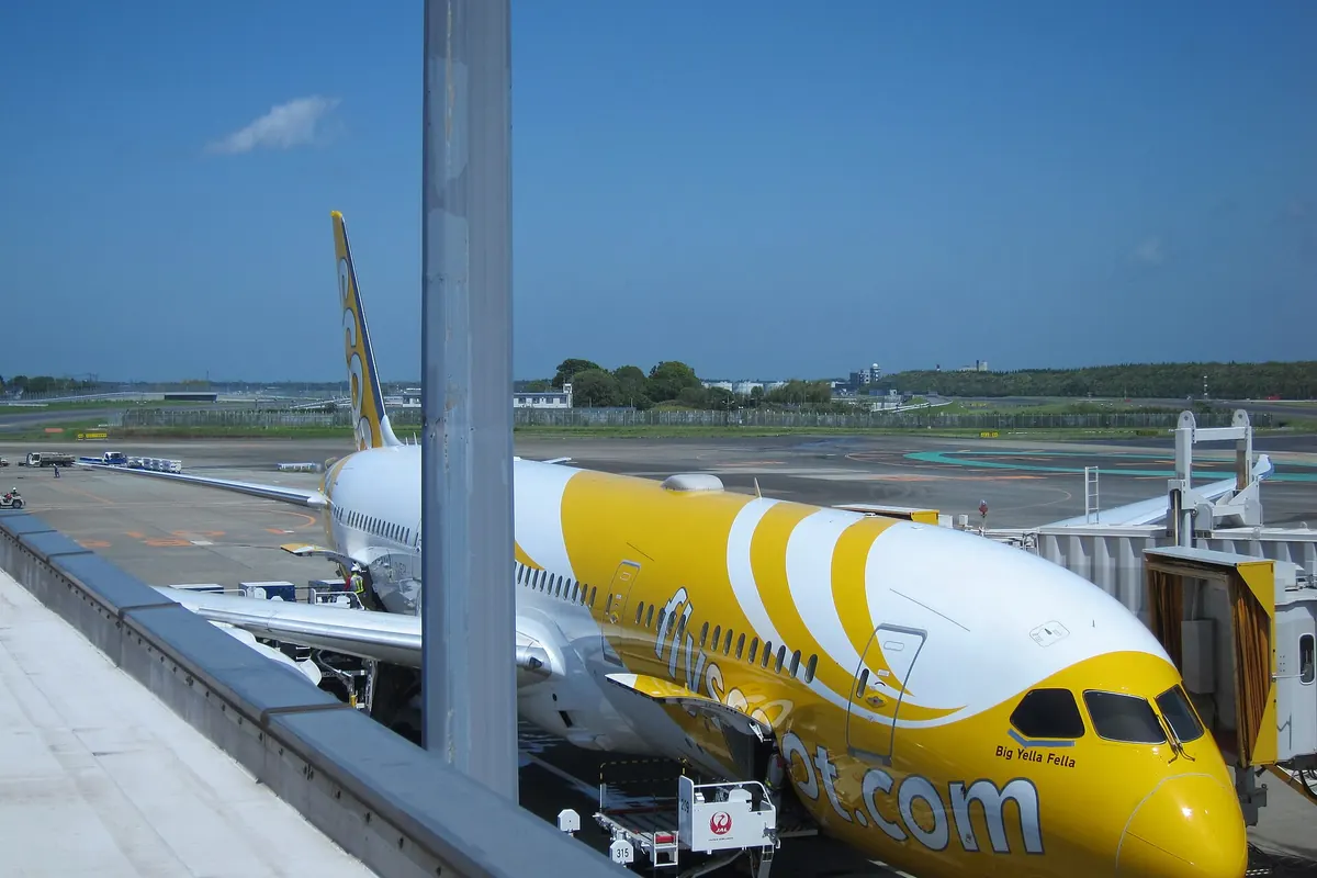 停靠在日本機場空橋的黃白色Scoot客機
