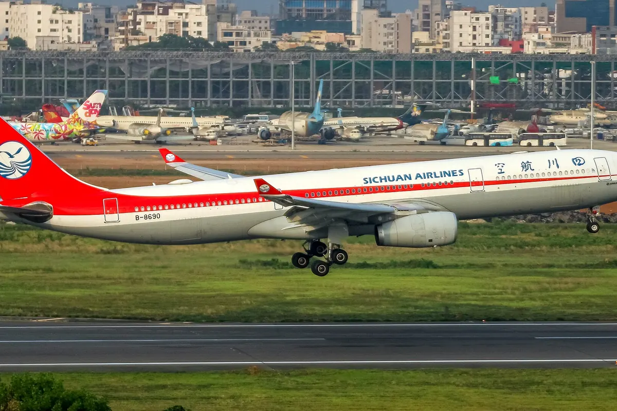 四川航空のA330型機の着陸、尾翼は赤い塗装