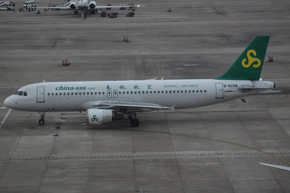 停靠在上海虹橋機場停機坪的Spring Airlines A320客機，尾翼為綠色