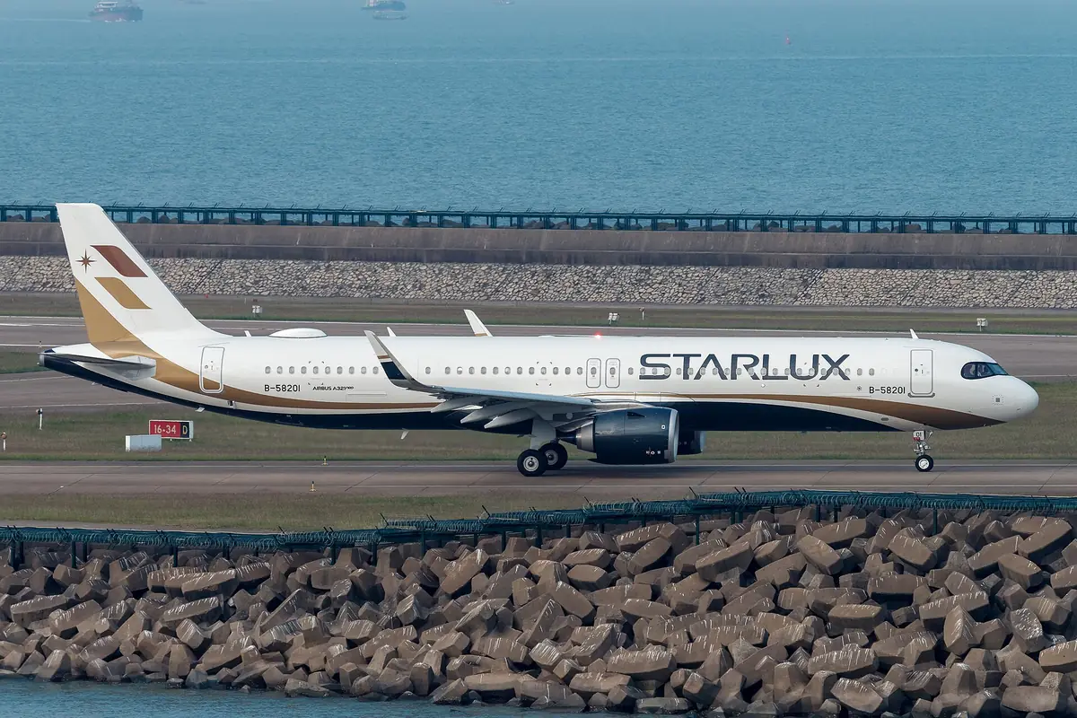 STARLUX Airlines A321正在滑行，背後可見消波塊與海景