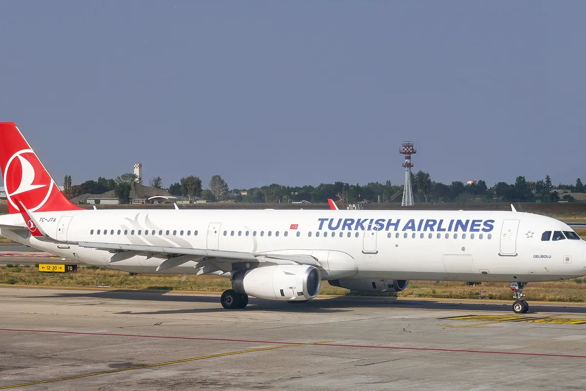 在機場停機坪滑行的Turkish Airlines A321客機，尾翼有紅色標誌且機身為白色