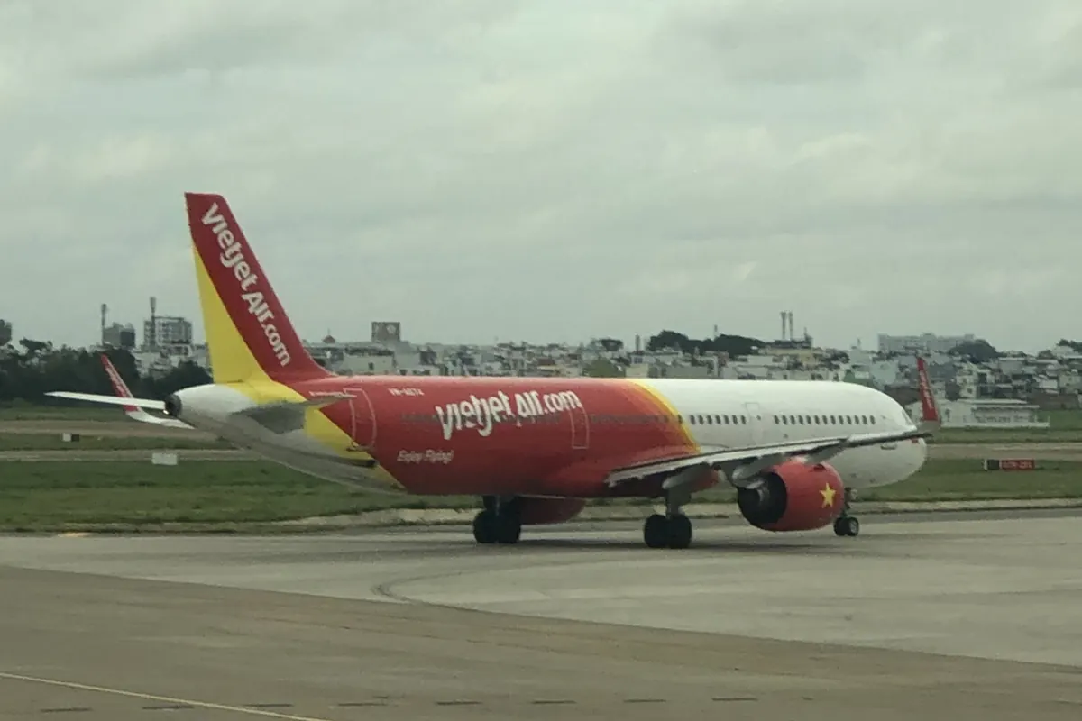 在機場停機坪滑行的紅黃白色Vietjet A321neo客機