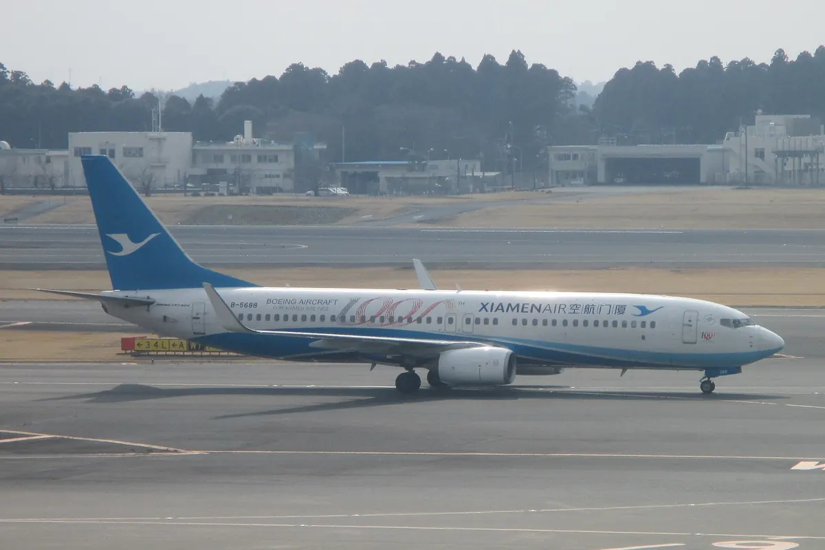 在日本成田国际机场滑行的Xiamen Airlines波音737客机,可见蓝色尾翼涂装