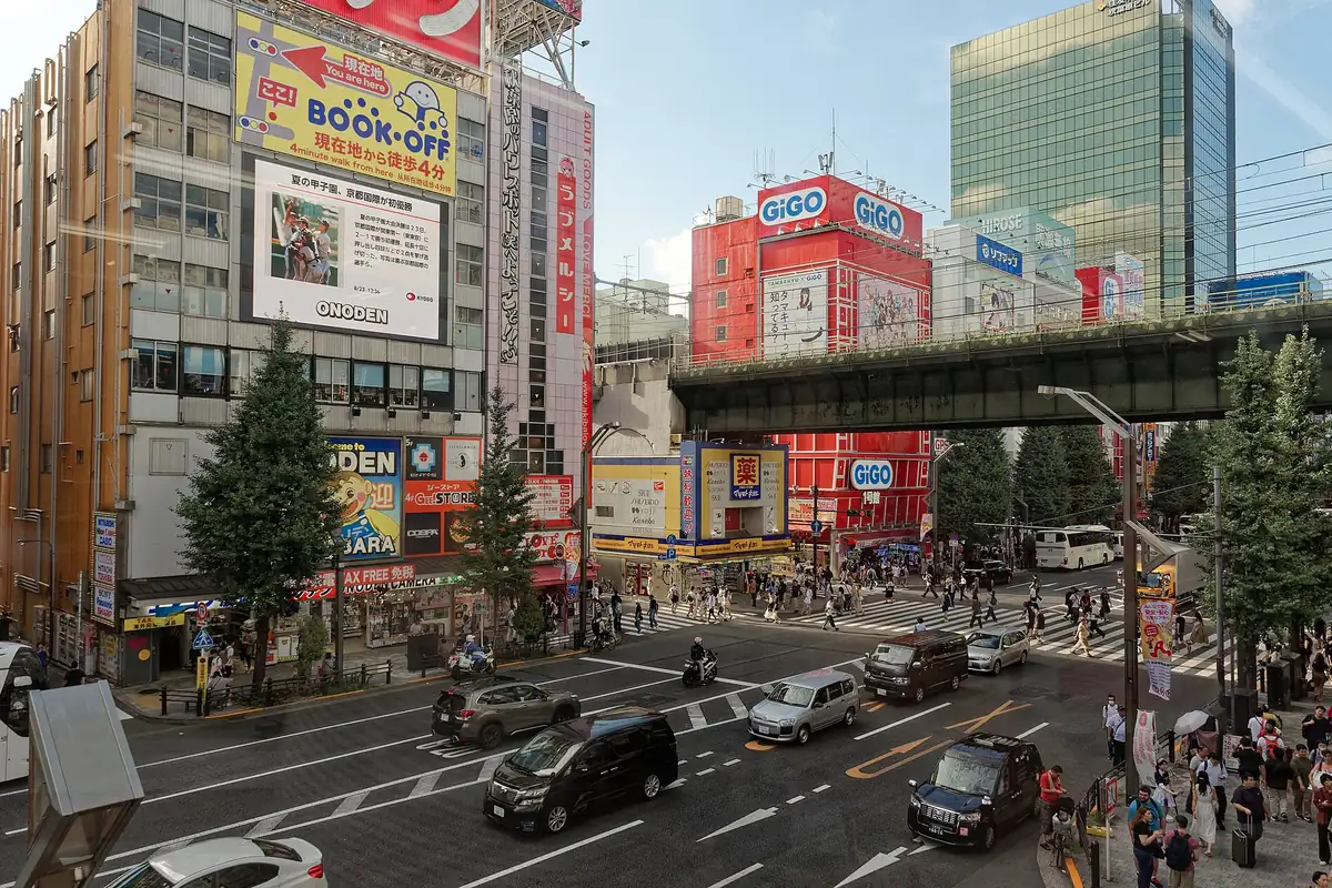 排列著多層店舖與招牌的東京秋葉原電器街十字路口