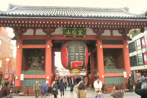 Kaminarimon gate with a large red lantern at the entrance to Sensoji Temple in Asakusa, Tokyo