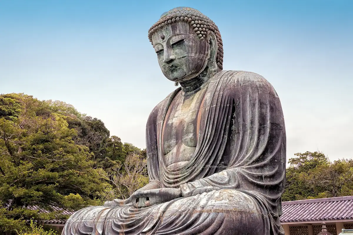木々に囲まれた、鎌倉の高徳院にある青銅製の大仏
