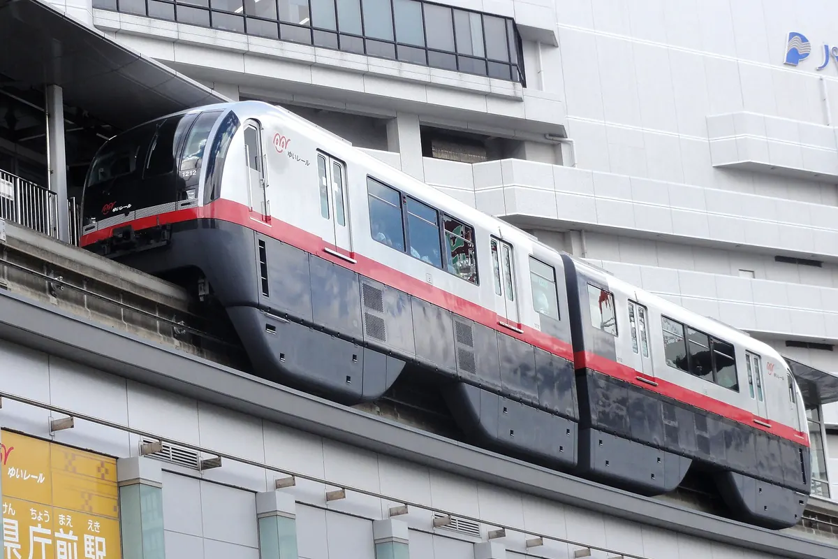 那覇の県庁前駅に停まる、白とグレーに赤い帯が入った沖縄都市モノレール(ゆいレール)の車両