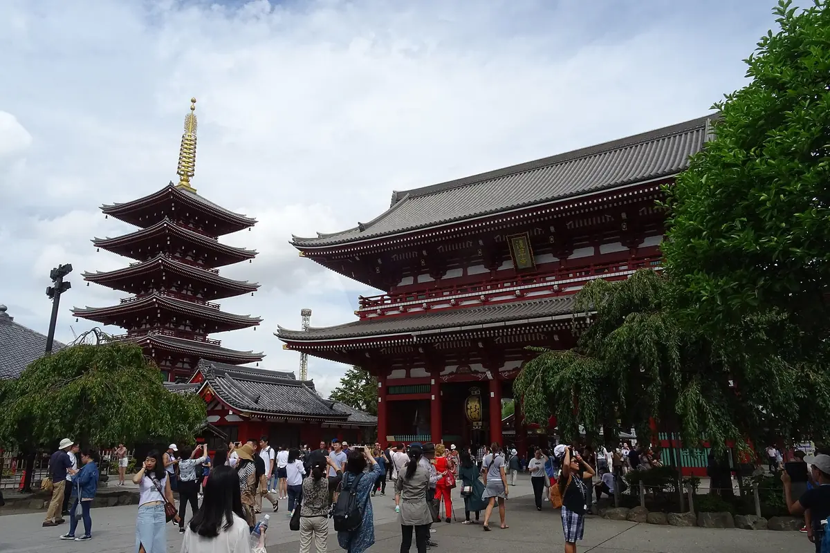 東京淺草的淺草寺五重塔與寶藏門，前景有大批遊客
