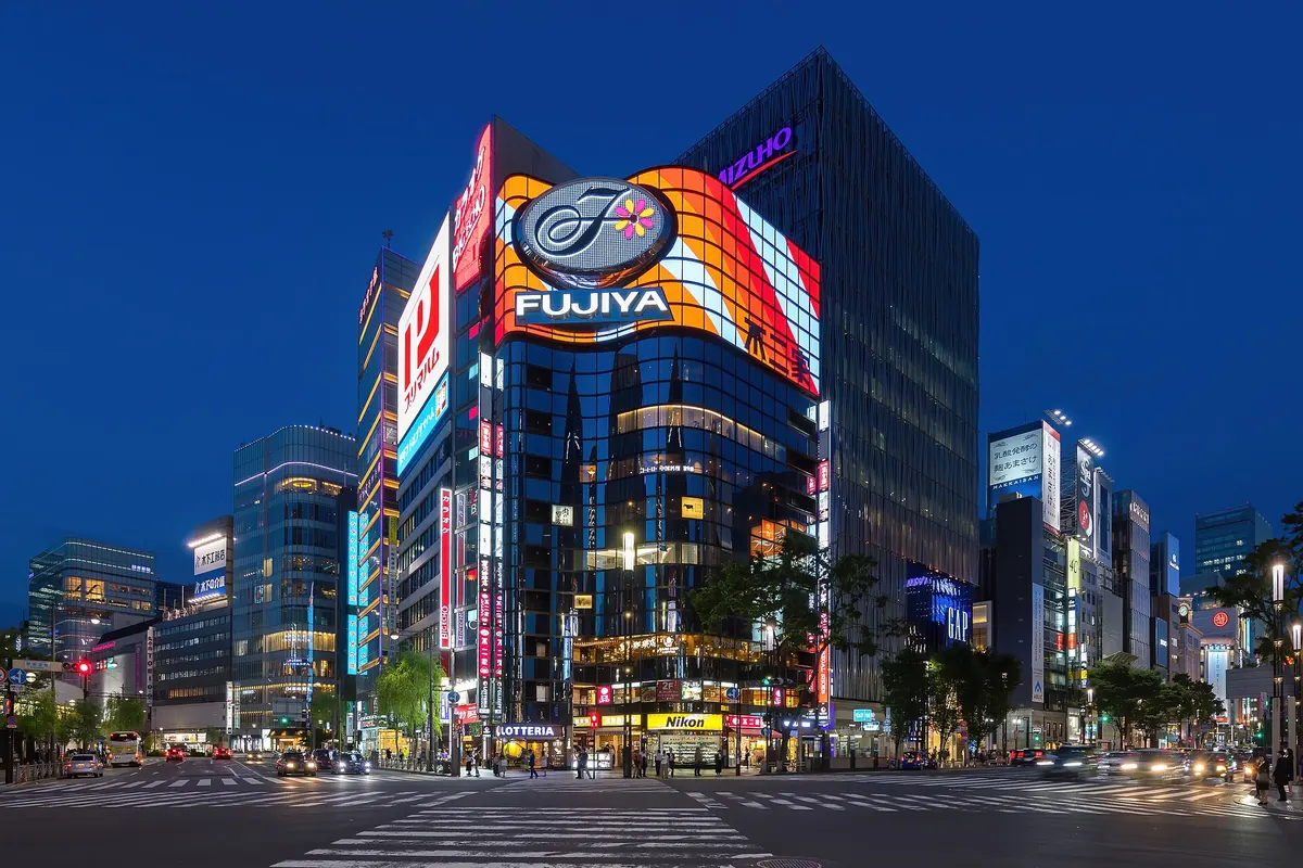夜晚的東京銀座街角，不二家大樓與亮燈的招牌