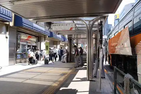 Airport Limousine ticket counter and Narita Airport bus stop at Shinjuku Station West, with a coach beside it