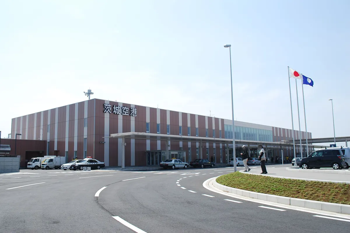 茨城机场航站楼外观,设有日本国旗旗杆与停车场