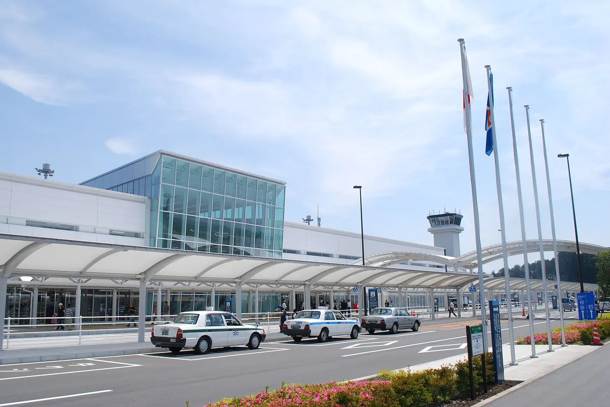 관제탑과 깃대, 택시가 있는 시즈오카 공항 터미널 건물 외관