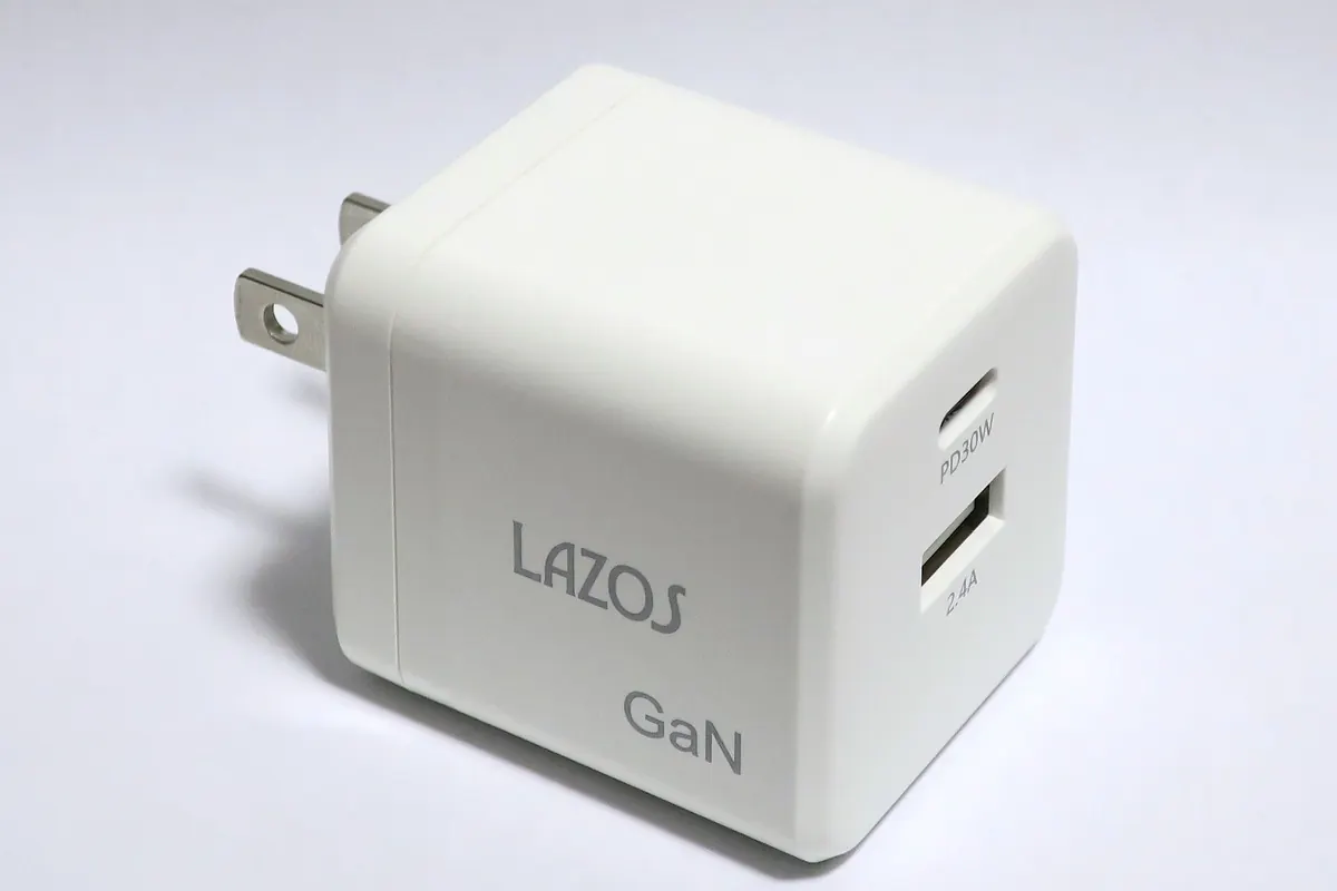 白色USB壁插充電器,有兩個USB埠,標示Lazos GaN