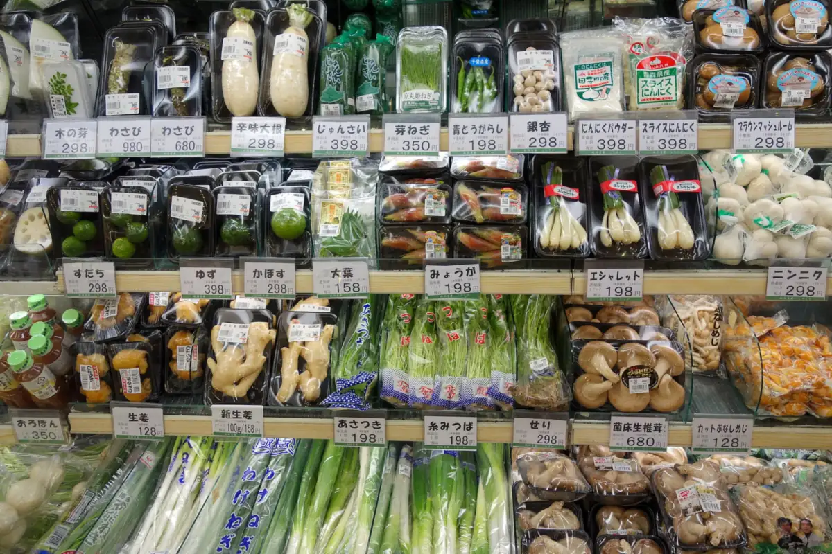 日本雜貨店貨架上陳列著個別包裝並附價格標籤的蔬菜