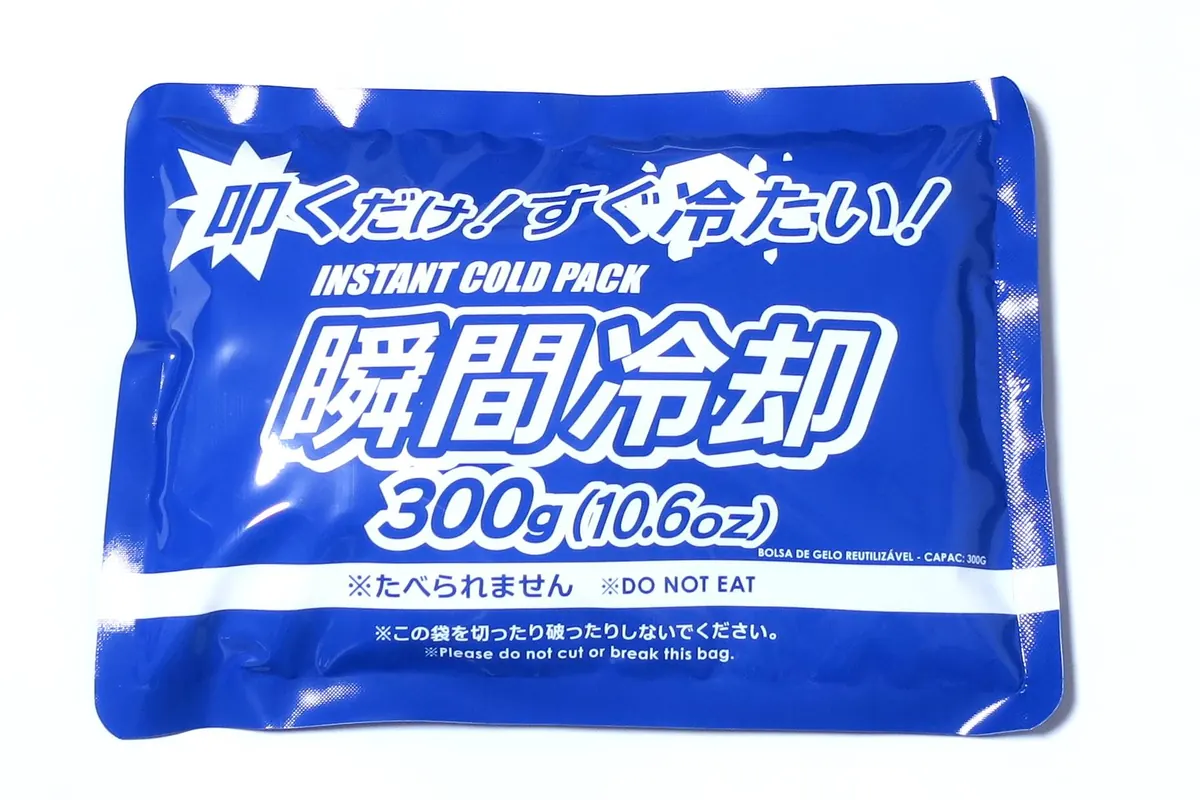 白い背景に置かれた、300g（10.6oz）と表示された青い瞬間冷却パック