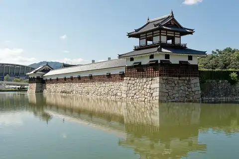 히로시마성의 흰 벽 망루와 돌담이 해자에 비친 모습