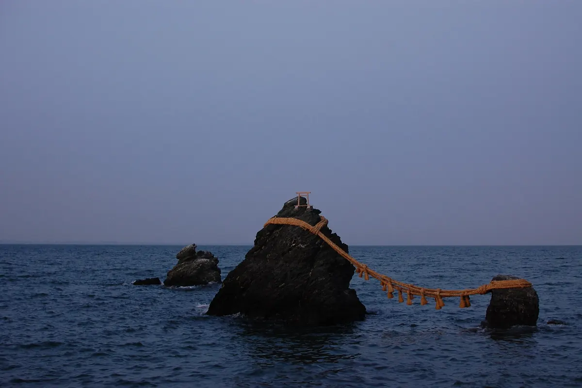 伊势附近海中的夫妇岩,以注连绳相连,顶部有一座小鸟居