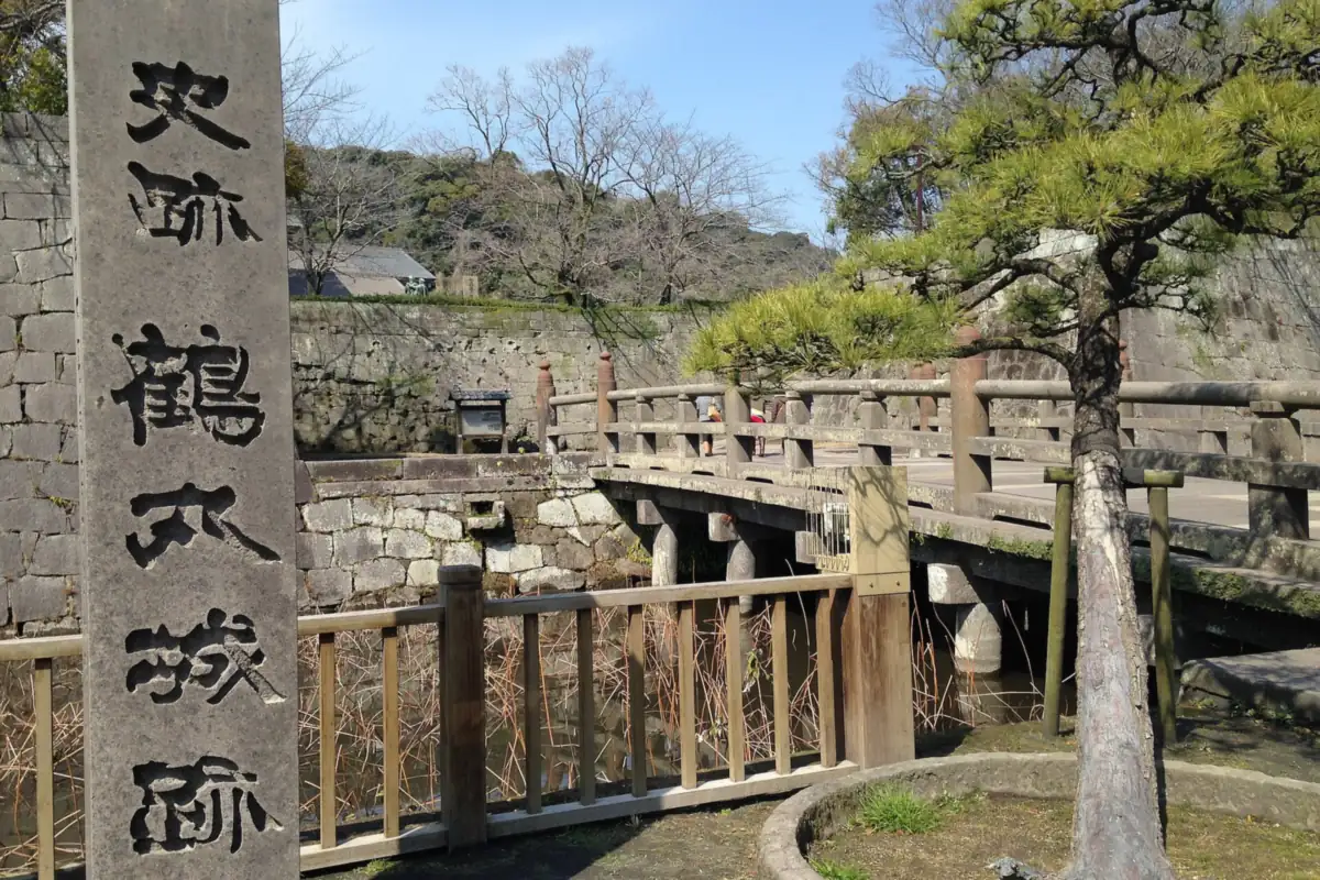 鹿児島・鶴丸城跡の入口にある石碑と橋