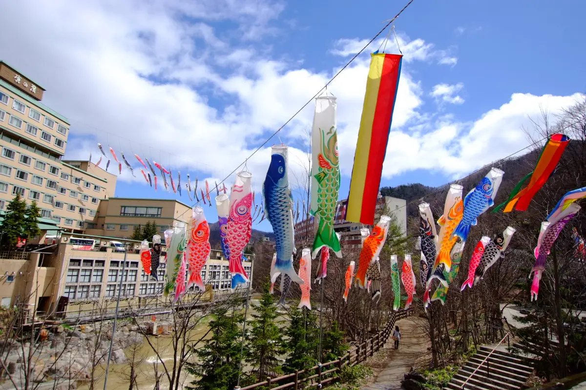 札幌・定山渓温泉で川の上に掲げられた、色とりどりのこいのぼり
