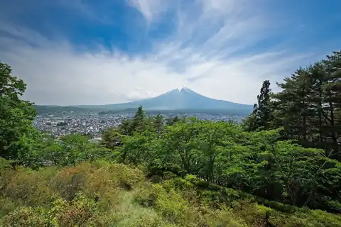 푸른 나무와 마을 위로 솟은 설산 정상의 후지산
