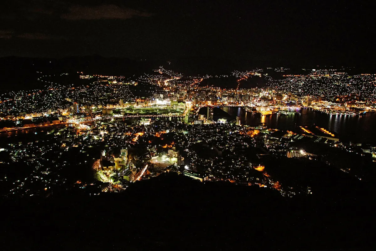 稲佐山から見る長崎の夜景、山の斜面の街の光と港